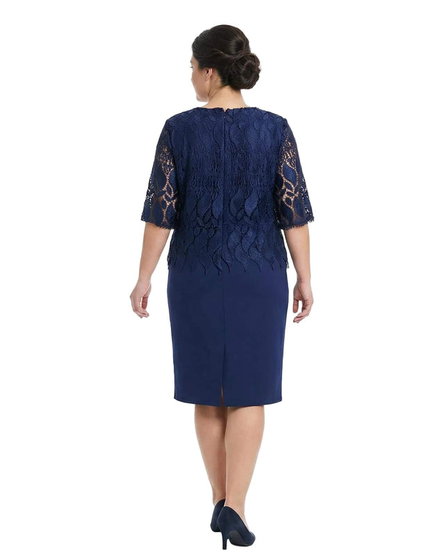 Μπλε σκούρο επίσημο φόρεμα σε ίσια γραμμή, φωτογραφία πίσω όψης με λεπτομέρεια δαντέλας και σκίσιμο στη φούστα, για μεγάλα μεγέθη.