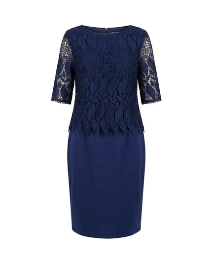 Μπλε σκούρο επίσημο φόρεμα σε ίσια γραμμή με δαντέλα στο επάνω μέρος, ιδανικό για μεγάλα μεγέθη. Ολόσωμη λήψη του ρούχου σε λευκό φόντο.