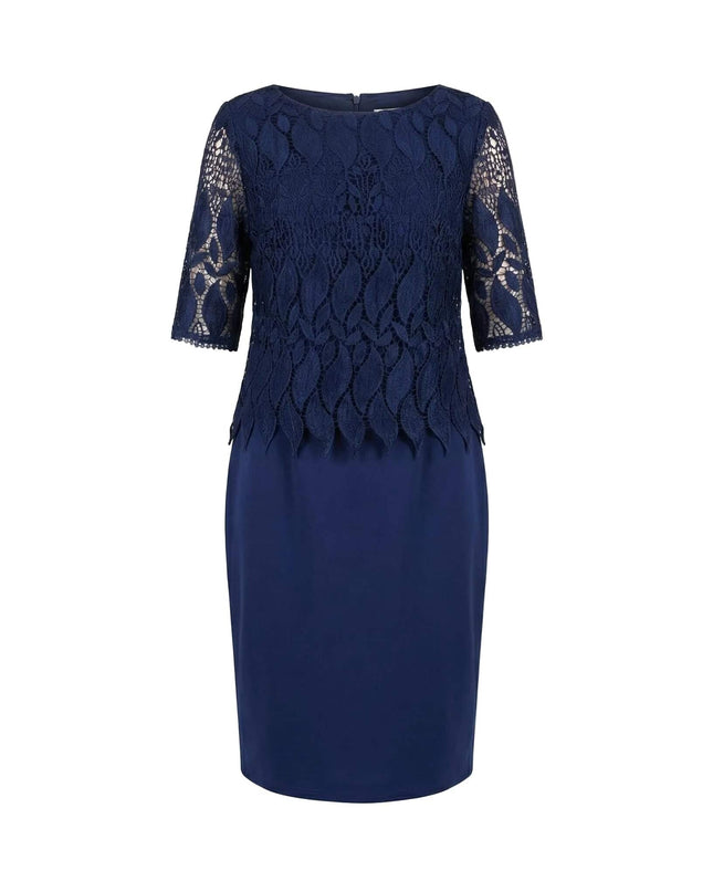 Μπλε σκούρο επίσημο φόρεμα σε ίσια γραμμή με δαντέλα στο επάνω μέρος, ιδανικό για μεγάλα μεγέθη. Ολόσωμη λήψη του ρούχου σε λευκό φόντο.