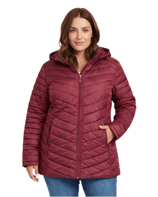 Μπορντό χειμερινό μπουφάν εβαζέ σε μεγάλα μεγέθη, με αποσπώμενη κουκούλα και κυματιστή καπιτονέ υφή, σε μπροστινή λήψη με λευκό φόντο.