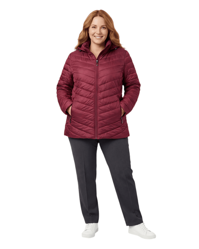 Μπορντό χειμερινό μπουφάν εβαζέ σε μεγάλα μεγέθη, σε ολόσωμη λήψη. Διακρίνεται το κυματιστό καπιτονέ σχέδιο, το κεντρικό φερμουάρ και οι πρακτικές τσέπες.