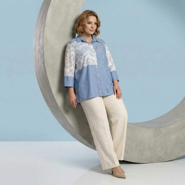 Γυναίκα φοράει μπλε σύνολο σε στούντιο για banner νέων αφίξεων