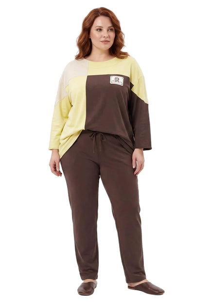 Ολόσωμη λήψη σε λευκό φόντο, γυναικείο plus size σετ τουνίκ με παντελόνι σε καφέ χρώμα με κίτρινες και μπεζ λεπτομέρειες.