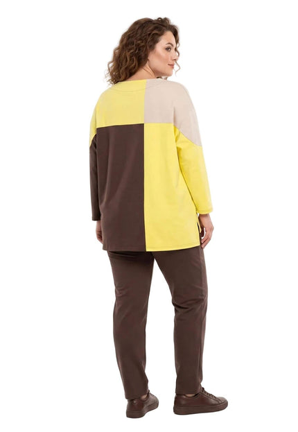 Πίσω όψη για το plus size σετ τουνίκ με παντελόνι, με color-block σχέδιο σε καφέ, κίτρινο και μπεζ, σε ολόσωμη λήψη σε λευκό φόντο.