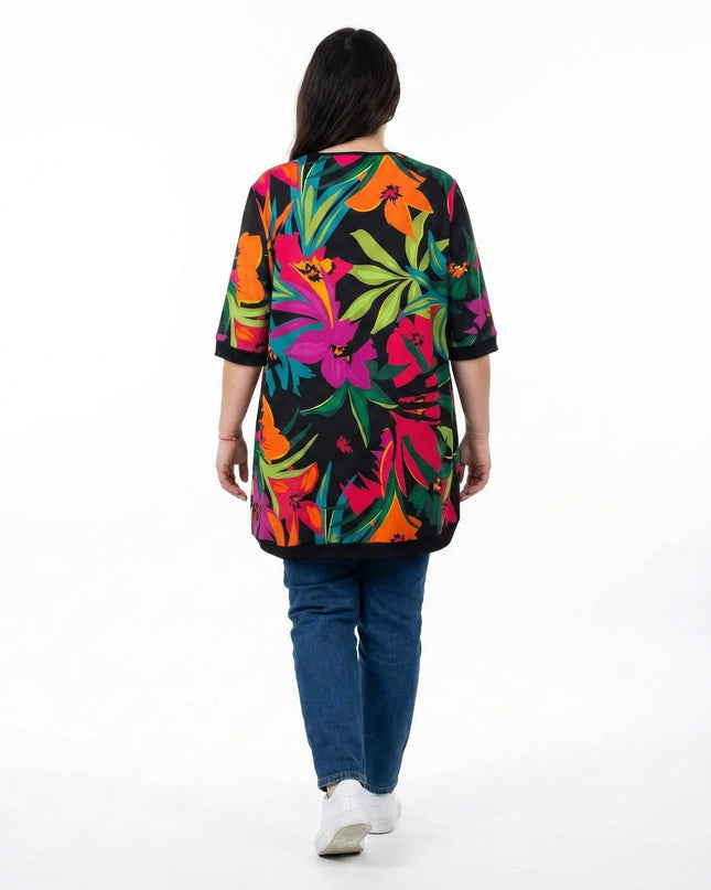 Πίσω όψη της πολύχρωμης καλοκαιρινής τουνίκ σε μεγάλα μεγέθη. Διακρίνεται το μαύρο φόντο με το μεγάλο τροπικό φλοράλ σχέδιο, σε λευκό φόντο.