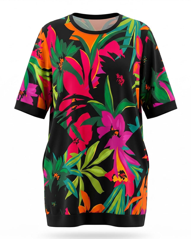 Μπροστινή όψη σε λευκό φόντο για την πολύχρωμη καλοκαιρινή τουνίκ σε μεγάλα μεγέθη, με εντυπωσιακό τροπικό φλοράλ σχέδιο.