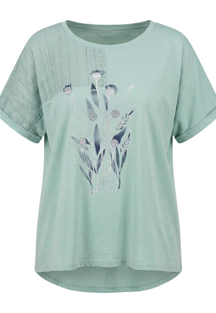Μπροστινή όψη από πράσινη καθημερινή βαμβακερή τουνίκ σε μεγάλα μεγέθη. Διαθέτει φλοράλ τύπωμα και λεπτομέρειες δαντέλας, σε λευκό φόντο.