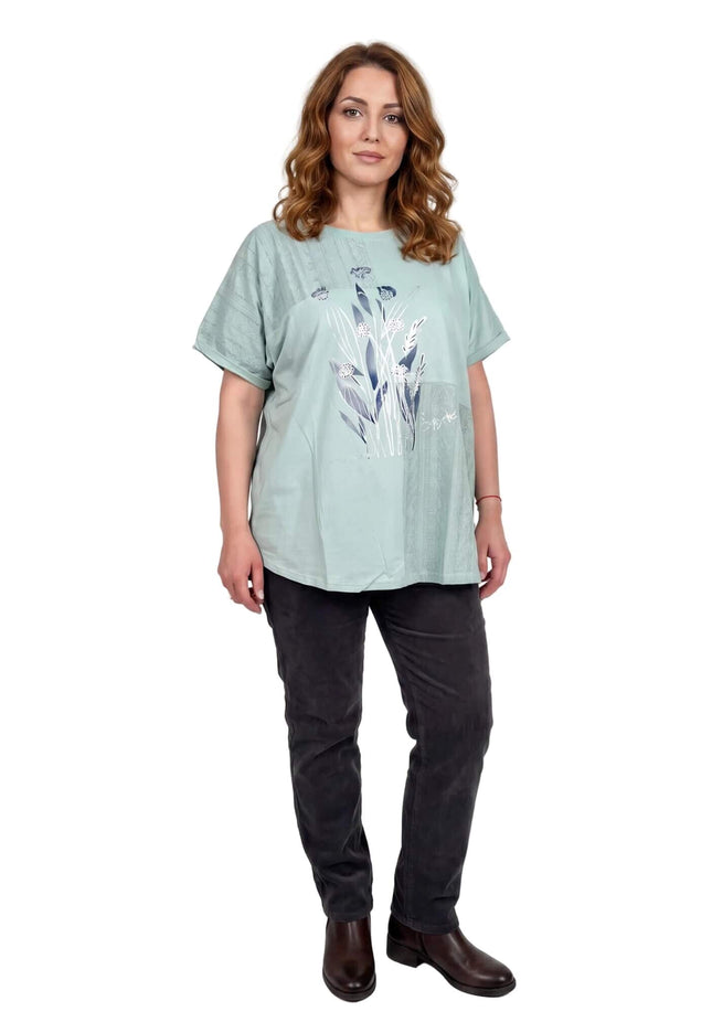 Ολόσωμη λήψη σε λευκό φόντο: Πράσινη βαμβακερή τουνίκ σε μεγάλα μεγέθη, με φλοράλ σχέδιο και ασύμμετρο τελείωμα.