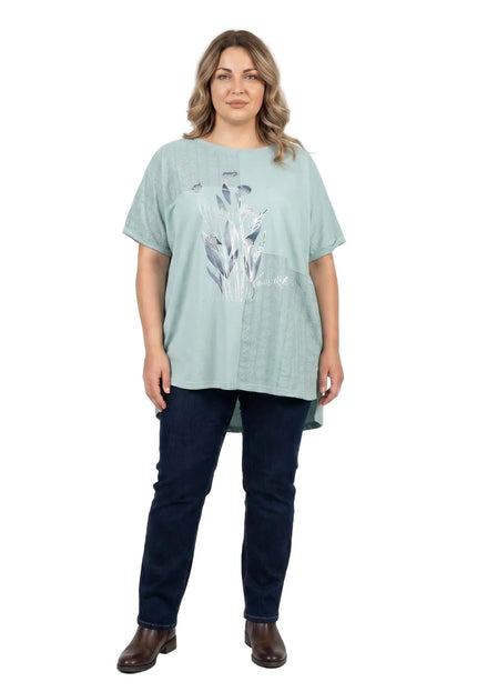 Πράσινη βαμβακερή τουνίκ σε μεγάλα μεγέθη με φλοράλ σχέδιο και υφασμάτινο πάνελ. Ολόσωμη λήψη με το ρούχο φορεμένο από μοντέλο.