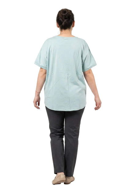 Πίσω όψη από πράσινη καθημερινή βαμβακερή τουνίκ σε μεγάλα μεγέθη με κοντά μανίκια, φορεμένη από μοντέλο με σκούρο παντελόνι.