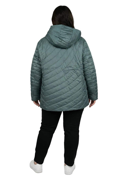 Πίσω όψη από πράσινο γυναικείο μπουφάν plus size με καπιτονέ σχέδιο και κουκούλα, σε άνετη εβαζέ γραμμή που κολακεύει τη σιλουέτα.