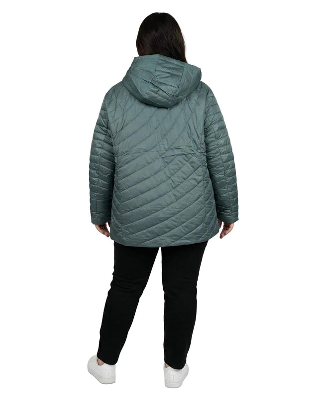 Πίσω όψη από πράσινο γυναικείο μπουφάν plus size με καπιτονέ σχέδιο και κουκούλα, σε άνετη εβαζέ γραμμή που κολακεύει τη σιλουέτα.