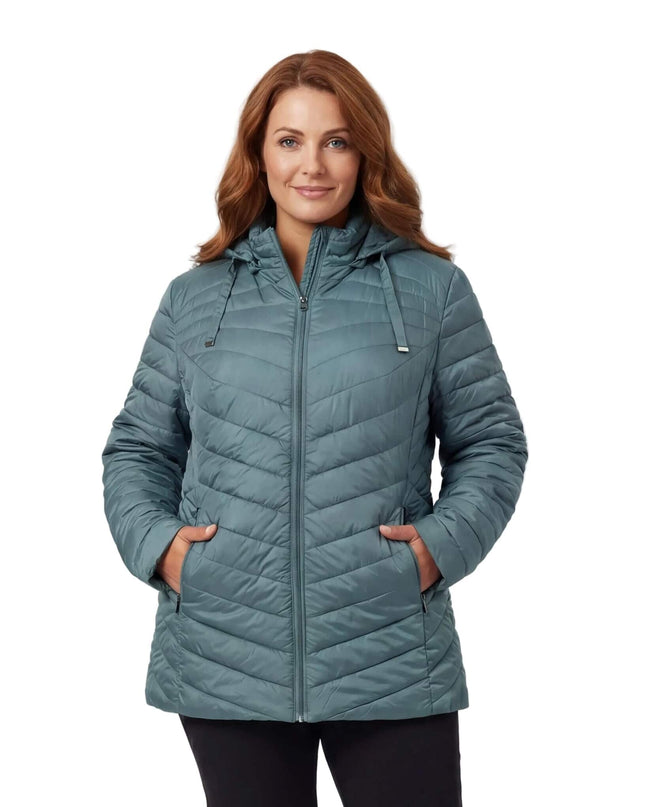 Πράσινο γυναικείο μπουφάν plus size με καπιτονέ σχέδιο V, αποσπώμενη κουκούλα και τσέπες, σε μπροστινή λήψη που δείχνει την εβαζέ γραμμή.