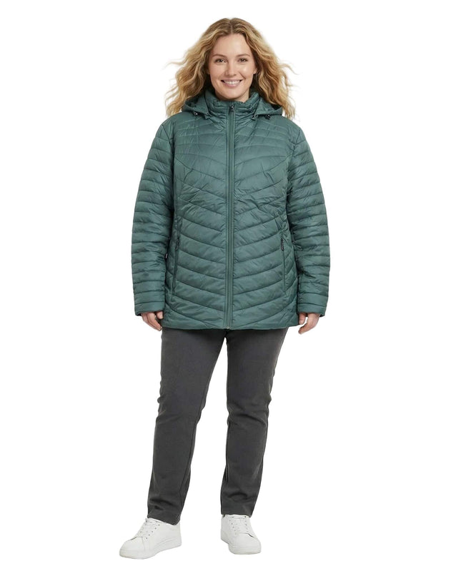 Πράσινο γυναικείο μπουφάν plus size με καπιτονέ σχέδιο σε σχήμα V και εβαζέ γραμμή. Ολόσωμη λήψη του μοντέλου που φοράει το ρούχο σε λευκό φόντο.