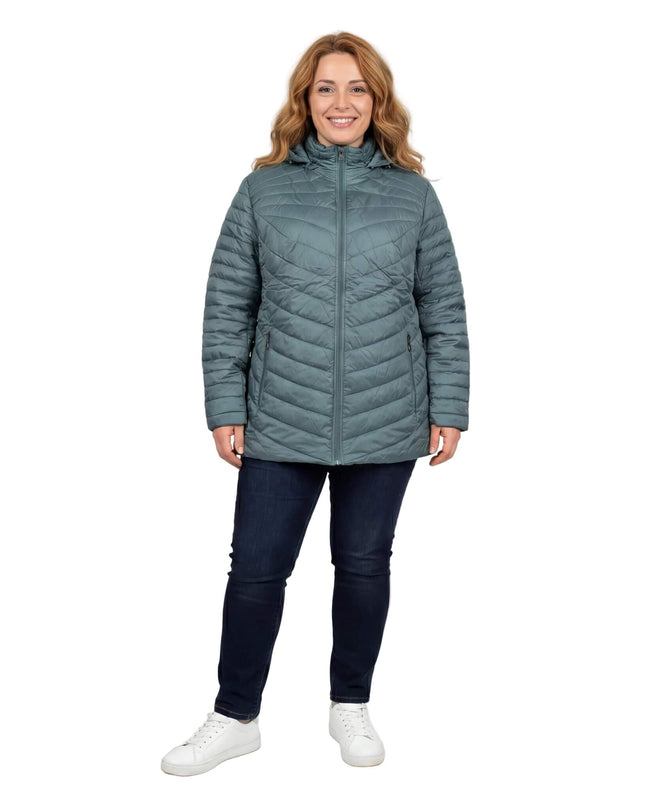 Ολόσωμη λήψη από πράσινο γυναικείο μπουφάν plus size με εβαζέ γραμμή, καπιτονέ σχέδιο V και κουκούλα, φορεμένο σε λευκό φόντο.
