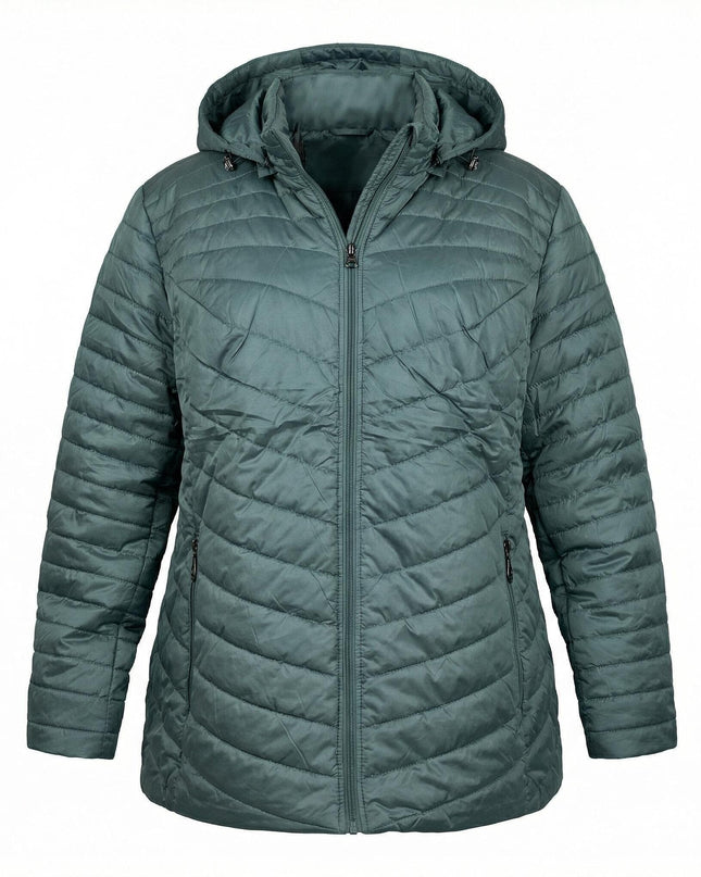 Πράσινο γυναικείο μπουφάν plus size με καπιτονέ σχέδιο V και κουκούλα. Μπροστινή όψη σε λευκό φόντο με κεντρικό φερμουάρ και εβαζέ γραμμή.