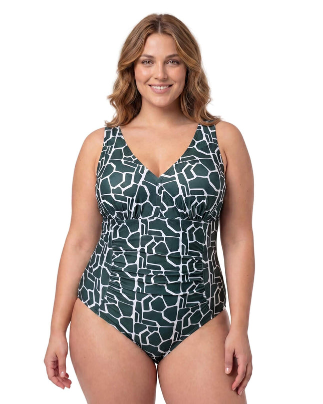 Πράσινο ολόσωμο μαγιό σύσφιξης plus size με λευκό γεωμετρικό μοτίβο και φαρδιές τιράντες. Μπροστινή όψη φορεμένο από μοντέλο σε λευκό φόντο.