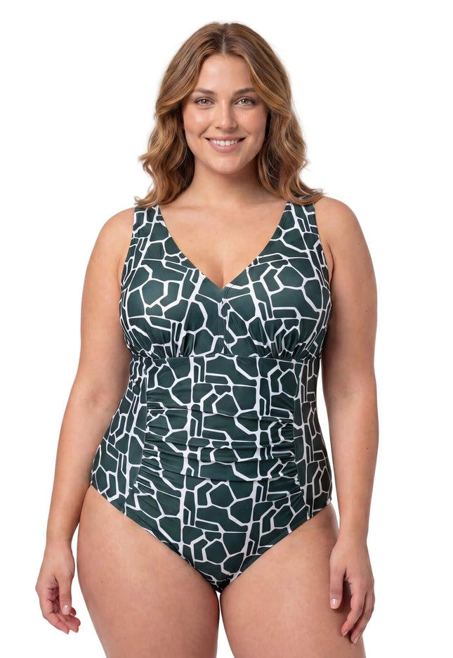 Πράσινο ολόσωμο μαγιό σύσφιξης plus size με λευκό γεωμετρικό μοτίβο και φαρδιές τιράντες. Μπροστινή όψη φορεμένο από μοντέλο σε λευκό φόντο.
