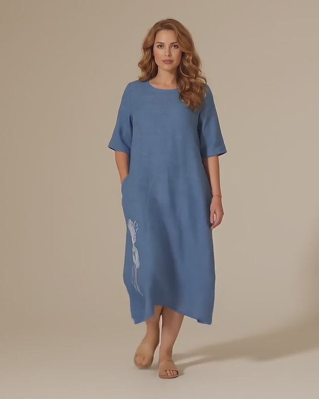 Γυναικείο plus size μοντέλο περπατάει αργά προς την κάμερα μέσα σε στούντιο με ουδέτερο φόντο φορώντας το Καθημερινό βαμβακερό μάξι φόρεμα μεγάλα μεγέθη σε μπλε χρώμα