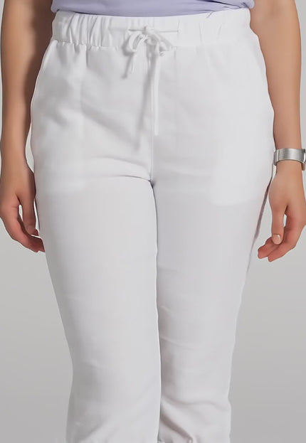 Βίντεο παρουσίασης σε στούντιο όπου ένα plus size μοντέλο περπατάει αργά προς την κάμερα φορώντας Λευκό παντελόνι κάτω από το γόνατο με τσέπες
