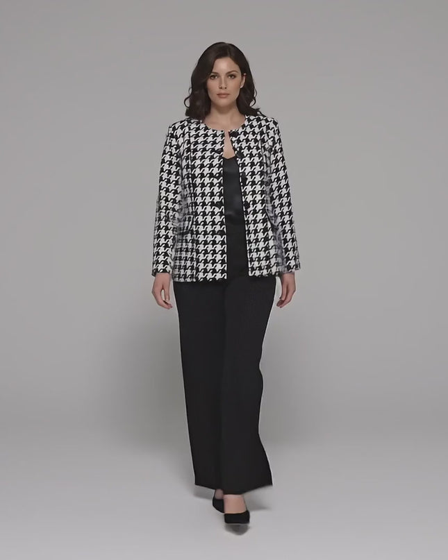 Βίντεο παρουσίασης σε στούντιο με ουδέτερο φόντο όπου ένα plus-size γυναικείο μοντέλο περπατάει αργά προς την κάμερα φορώντας το προϊόν Επίσημο γυναικείο σακάκι πιε ντε πουλ σε λευκό μεγάλα μεγέθη