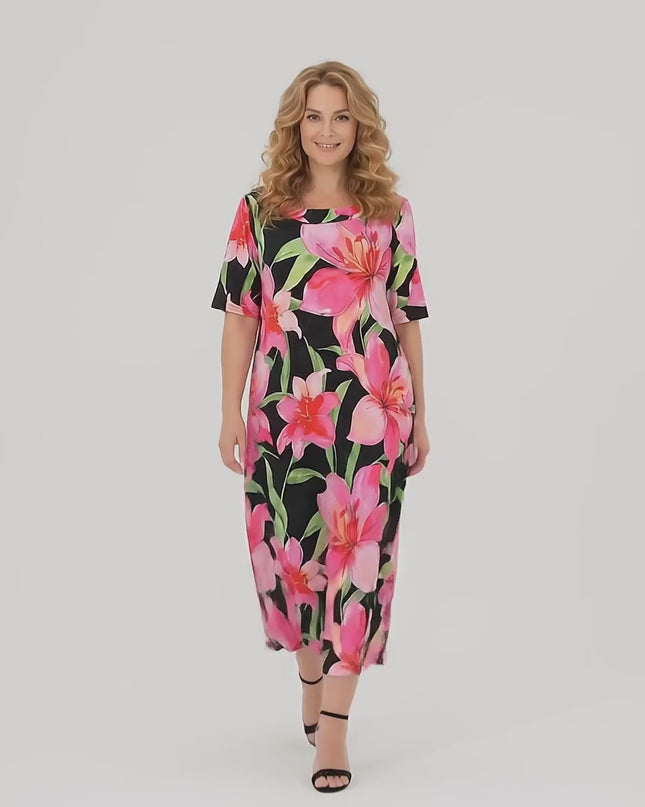 Βίντεο παρουσίασης σε στούντιο όπου ένα plus-size μοντέλο φοράει το Επίσημο μάξι φλοράλ φόρεμα σε γραμμή Α μεγάλα μεγέθη και περπατάει αργά προς την κάμερα