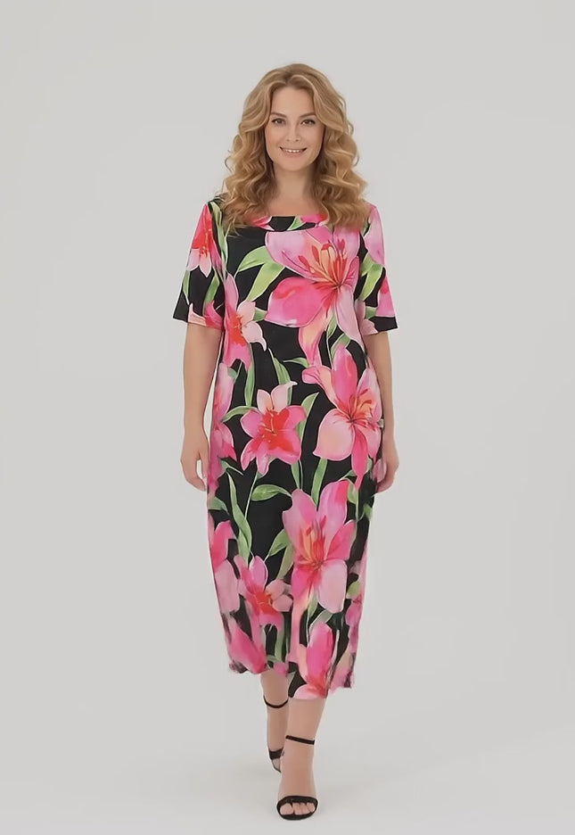 Βίντεο παρουσίασης σε στούντιο όπου ένα plus-size μοντέλο φοράει το Επίσημο μάξι φλοράλ φόρεμα σε γραμμή Α μεγάλα μεγέθη και περπατάει αργά προς την κάμερα