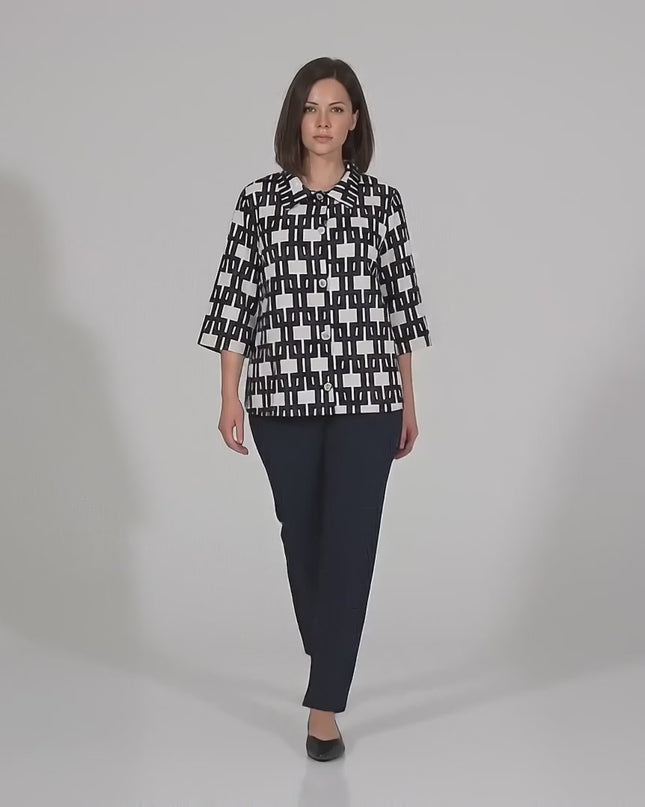 Βίντεο παρουσίασης σε στούντιο με ουδέτερο φόντο όπου ένα plus-size γυναικείο μοντέλο περπατάει αργά προς την κάμερα φορώντας το Γυναικείο επίσημο λευκό εβαζέ πουκάμισο σε μεγάλα μεγέθη