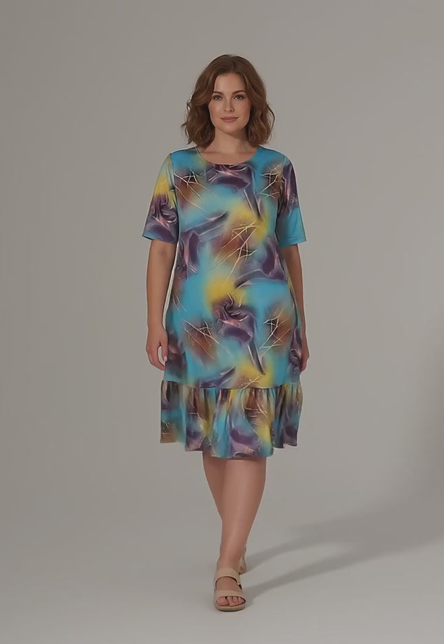 Βίντεο παρουσίασης σε στούντιο όπου ένα plus size μοντέλο περπατάει αργά προς την κάμερα φορώντας το Καθημερινό καλοκαιρινό φόρεμα σε μεγάλα μεγέθη με abstract print