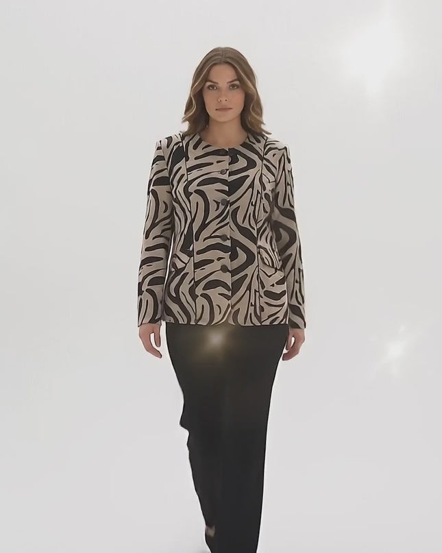 Βίντεο παρουσίασης σε περιβάλλον στούντιο με ουδέτερο φόντο όπου ένα plus-size γυναικείο μοντέλο περπατάει αργά προς την κάμερα φορώντας το Επίσημο γυναικείο σακάκι μπεζ σε μεγάλα μεγέθη με στρογγυλή λαιμόκοψη