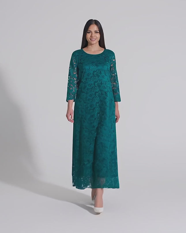 Βίντεο παρουσίασης σε περιβάλλον στούντιο όπου ένα γυναικείο μοντέλο περπατάει αργά προς την κάμερα φορώντας το προϊόν Φόρεμα δαντελα Πράσινο - Επίσημο - Μεγάλα Μεγέθη-Άνοιξη-Καλοκαίρι