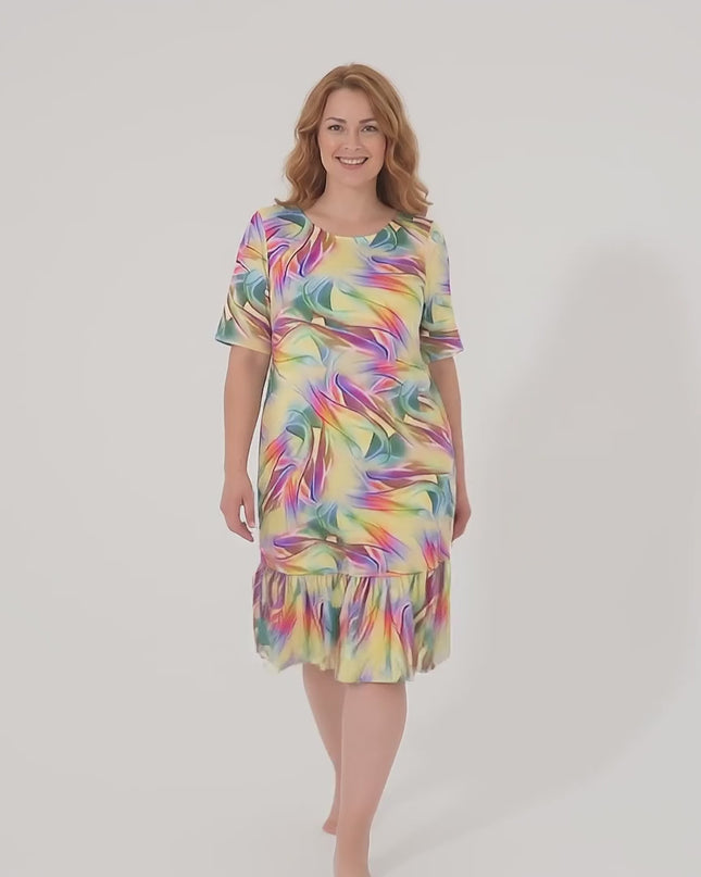 Ένα plus-size γυναικείο μοντέλο περπατάει αργά προς την κάμερα σε ένα περιβάλλον στούντιο, φορώντας το Καθημερινό καλοκαιρινό φόρεμα με αφηρημένο μοτίβο μεγάλα μεγέθη