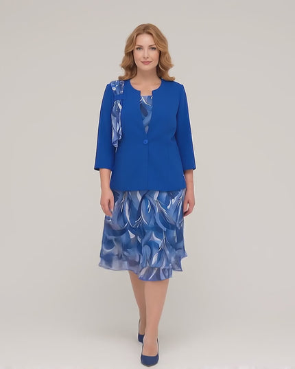 Βίντεο παρουσίασης σε στούντιο με ουδέτερο φόντο όπου ένα plus size μοντέλο περπατάει αργά προς την κάμερα φορώντας το Επίσημο γυναικείο σετ μεγάλα μεγέθη με σιφόν φόρεμα μπλε ρουά