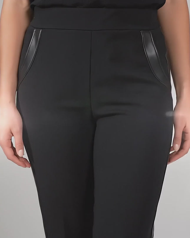 Βίντεο παρουσίασης σε περιβάλλον στούντιο με ουδέτερο φόντο όπου ένα plus-size γυναικείο μοντέλο περπατάει αργά προς την κάμερα φορώντας το προϊόν Επίσημο μαύρο παντελόνι με ρίγα δερματίνη μεγάλα μεγέθη