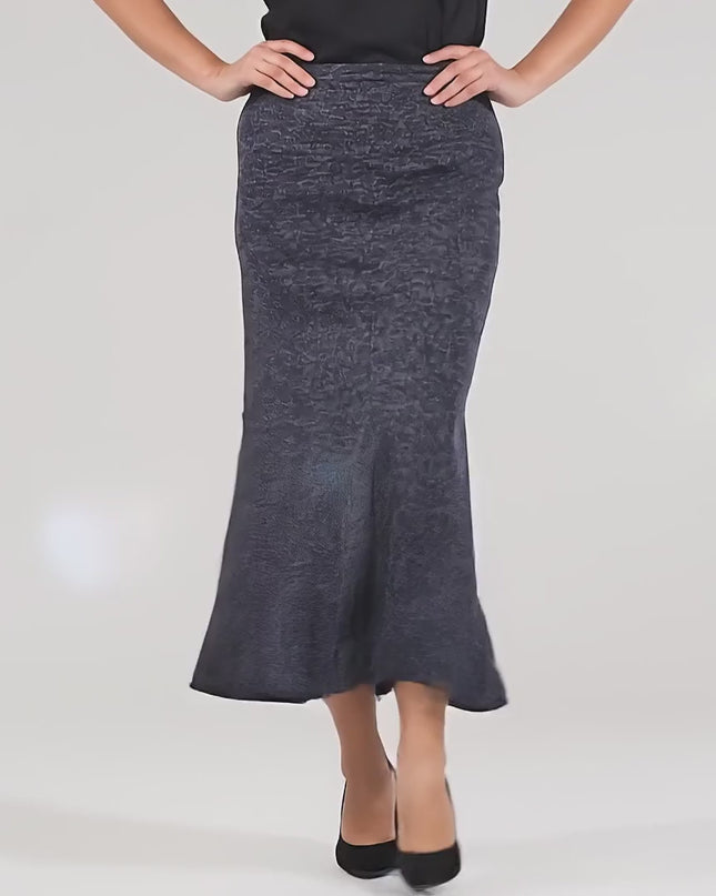 Βίντεο παρουσίασης σε περιβάλλον στούντιο με ουδέτερο φόντο όπου ένα plus-size μοντέλο περπατάει αργά προς την κάμερα φορώντας το προϊόν Φούστα Σκούρο Μπλε - Καθημερινή Plus Size - Φθινόπωρο-Χειμώνας