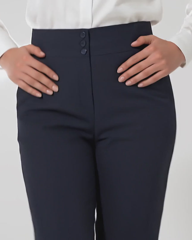 Βίντεο παρουσίασης σε περιβάλλον στούντιο με ουδέτερο φόντο όπου ένα plus-size μοντέλο περπατάει αργά προς την κάμερα φορώντας το Επίσημο ψηλόμεσο μπλε παντελόνι μεγάλα μεγέθη με πλαϊνό λάστιχο