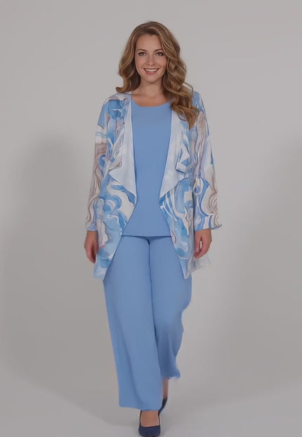 Βίντεο παρουσίασης σε στούντιο όπου ένα plus size μοντέλο περπατάει αργά προς την κάμερα με ουδέτερο φόντο, φορώντας το Γυναικείο αμπιγιέ σετ τριών τεμαχίων σε γαλάζιο χρώμα