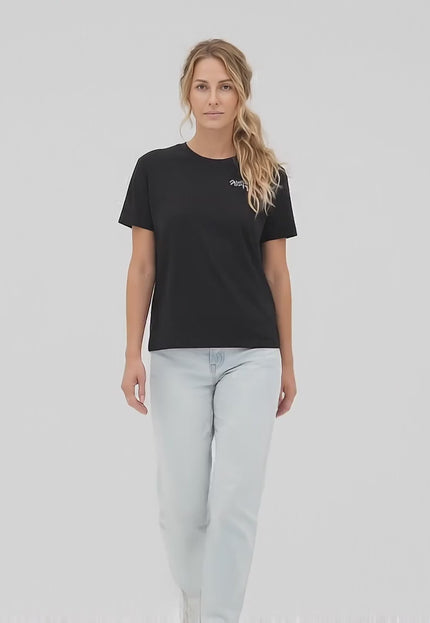 Βίντεο σε περιβάλλον στούντιο όπου ένα plus-size γυναικείο μοντέλο περπατάει αργά προς την κάμερα φορώντας το Καθημερινό βαμβακερό γυναικείο t-shirt σε μεγάλα μεγέθη μαύρο με στάμπα