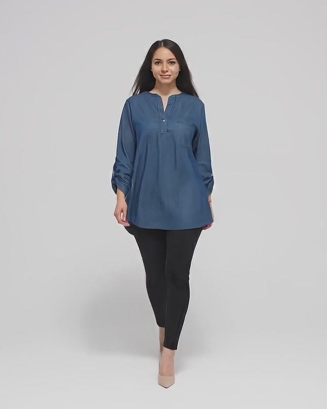 Βίντεο παρουσίασης σε περιβάλλον στούντιο με ουδέτερο φόντο όπου ένα plus size γυναικείο μοντέλο περπατάει αργά προς την κάμερα φορώντας το προϊόν Γυναικεία Τζιν Πουκάμισο με Τσέπη σε Μεγάλα Μεγέθη