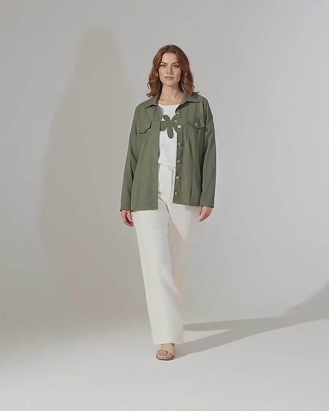 Βίντεο παρουσίασης σε περιβάλλον στούντιο που δείχνει ένα plus size μοντέλο να περπατάει αργά προς την κάμερα φορώντας το Γυναικείο σετ δύο τεμαχίων με t-shirt με στάμπα και χακί σακάκι plus size