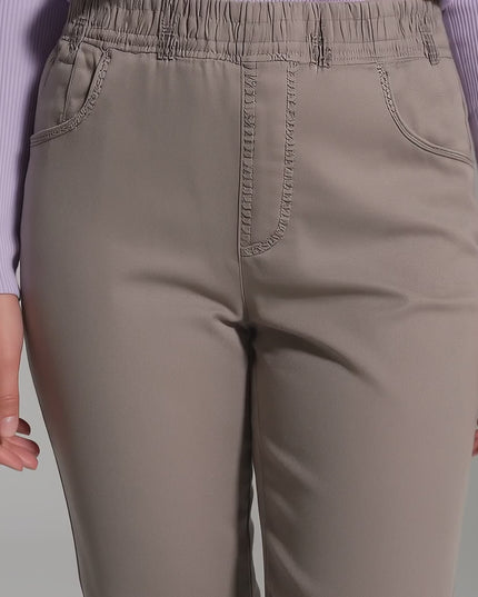 Βίντεο παρουσίασης σε περιβάλλον στούντιο με ουδέτερο φόντο όπου ένα plus size μοντέλο περπατάει αργά προς την κάμερα φορώντας το προϊόν Μπεζ γυναικείο τζιν σε ίσια γραμμή μεγάλα μεγέθη