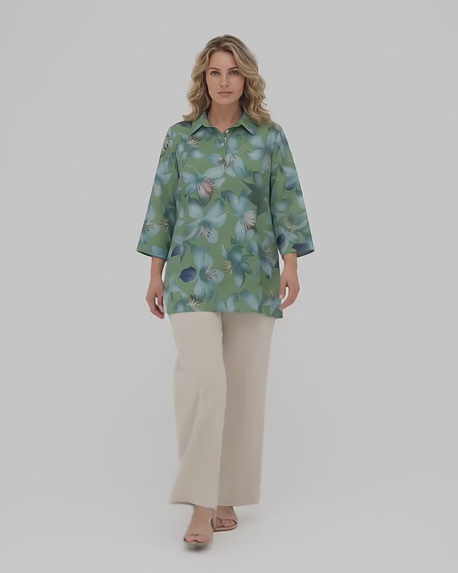 Βίντεο παρουσίασης σε στούντιο όπου ένα μοντέλο περπατάει αργά προς την κάμερα φορώντας το Επίσημο πράσινο φλοράλ πουκάμισο σε μεγάλα μεγέθη με εβαζέ γραμμή