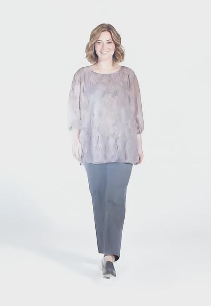 Βίντεο παρουσίασης σε στούντιο όπου ένα plus size μοντέλο περπατάει αργά προς την κάμερα φορώντας το προϊόν Επίσημη γυναικεία τουνίκ μόκα σε άνετη γραμμή για μεγάλα μεγέθη