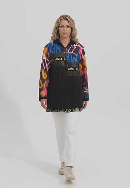 Ένα plus-size μοντέλο περπατάει αργά προς την κάμερα σε περιβάλλον στούντιο με ουδέτερο φόντο, φορώντας το προϊόν Μαύρη γυναικεία ζακέτα plus size με κουκούλα και τύπωμα