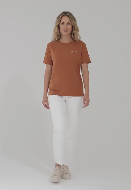Βίντεο παρουσίασης σε στούντιο όπου ένα plus size μοντέλο περπατάει αργά προς την κάμερα φορώντας το προϊόν Γυναικείο βαμβακερό t-shirt μεγάλα μεγέθη ανοιχτό καφέ