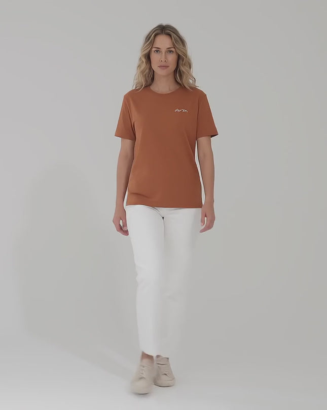 Βίντεο παρουσίασης σε στούντιο όπου ένα plus size μοντέλο περπατάει αργά προς την κάμερα φορώντας το προϊόν Γυναικείο βαμβακερό t-shirt μεγάλα μεγέθη ανοιχτό καφέ