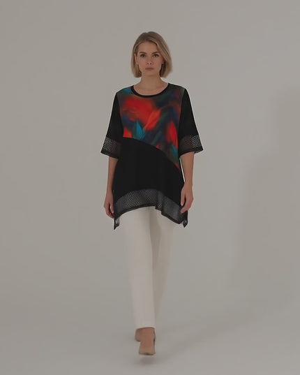 Βίντεο σε περιβάλλον στούντιο όπου ένα μοντέλο περπατάει αργά προς την κάμερα φορώντας το προϊόν Μαύρη επίσημη τουνίκ σε μεγάλα μεγέθη με δίχτυ και ασύμμετρη γραμμή