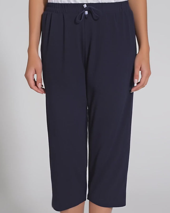 Βίντεο παρουσίασης σε περιβάλλον στούντιο με ουδέτερο φόντο όπου ένα plus size γυναικείο μοντέλο περπατάει αργά προς την κάμερα φορώντας το προϊόν Παντελόνια Χαλαρά - Σκούρο Μπλε - Γυναικεία - Άνοιξη-Καλοκαίρι