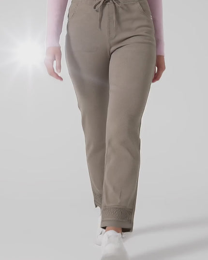 Βίντεο παρουσίασης σε στούντιο με ουδέτερο φόντο όπου ένα μοντέλο με καμπύλες περπατάει αργά προς την κάμερα φορώντας το προϊόν Μπεζ γυναικείο τζιν σε ίσια γραμμή μεγάλα μεγέθη