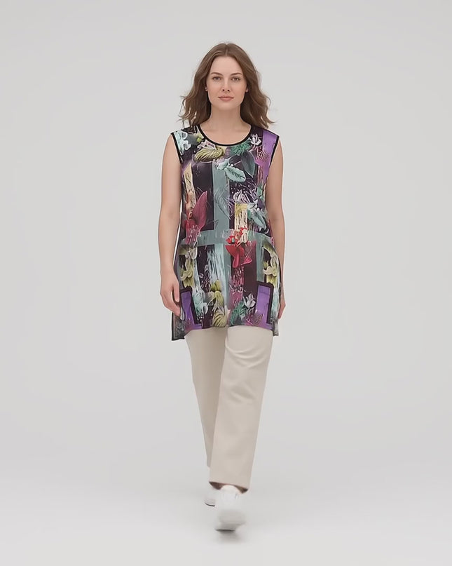 Ένα plus size γυναικείο μοντέλο περπατάει αργά προς την κάμερα σε περιβάλλον στούντιο με ουδέτερο φόντο φορώντας το Πολύχρωμο Τοπ Τουνίκ σε Γραμμή Α Μεγάλα Μεγέθη